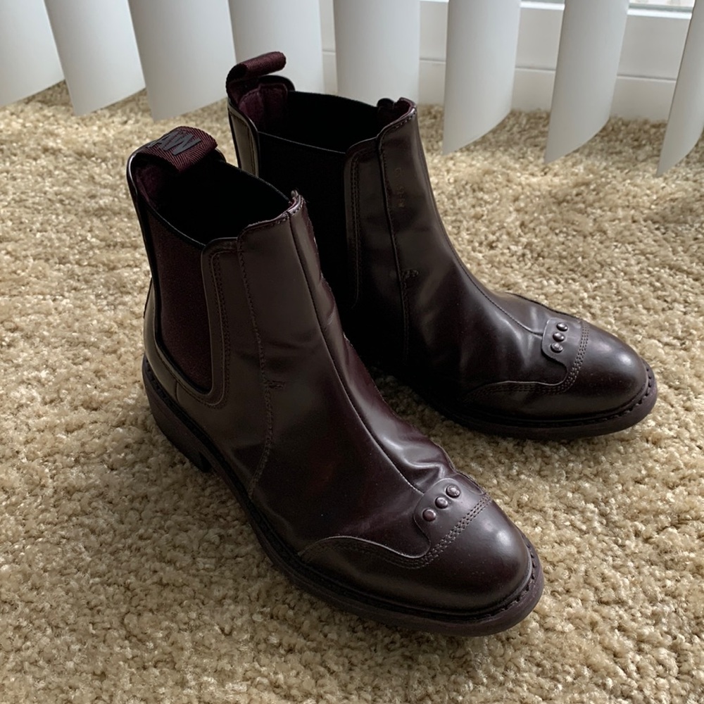 G-star RAW women’s Chelsea boots with subtle button decoration.